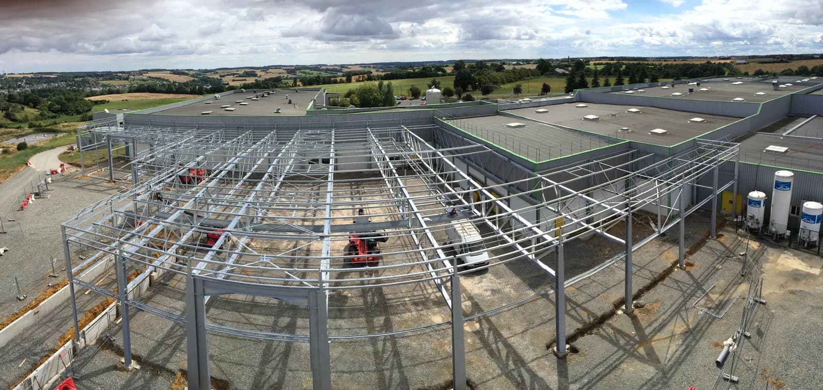 Vue aérienne d’une charpente métallique industrielle réalisée par RT Construction