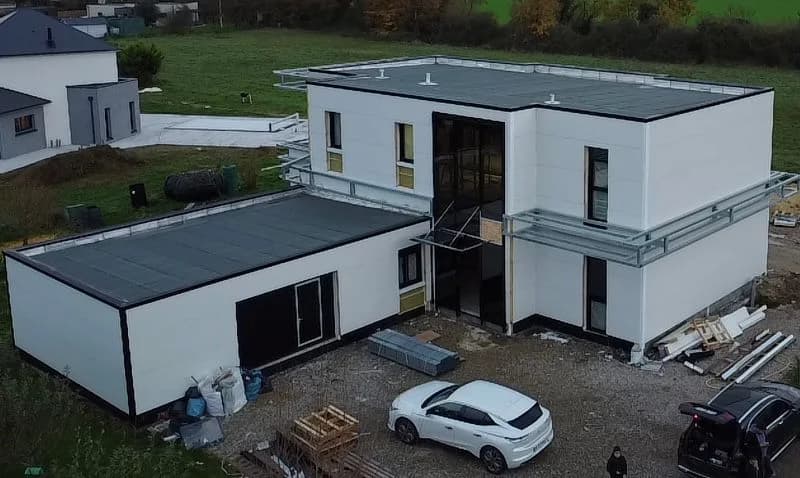 Maison contemporaine à étage avec mur rideau vitré